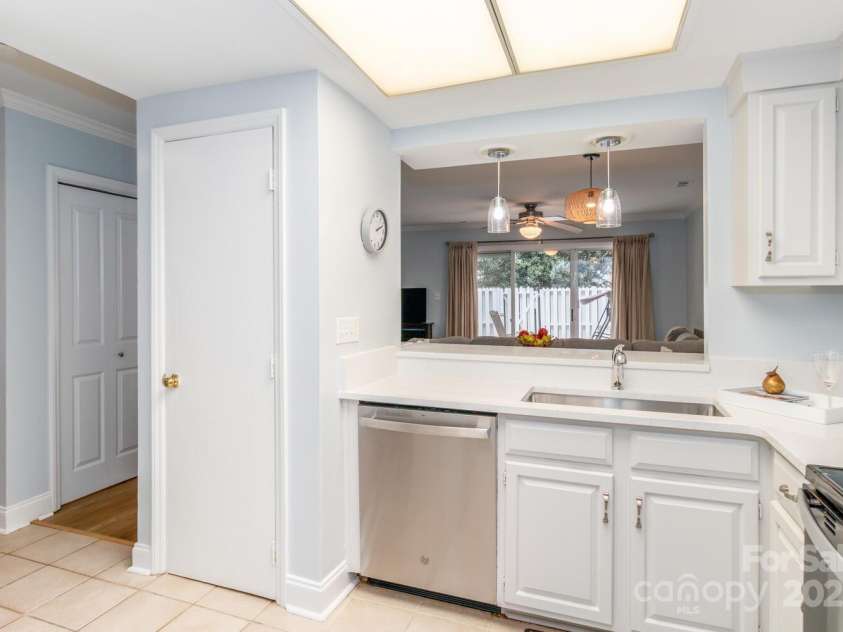 2722 Tiergarten Lane, Charlotte, NC 28210.  MLS# CAR4290343, YatesRealty ID 32996. 
