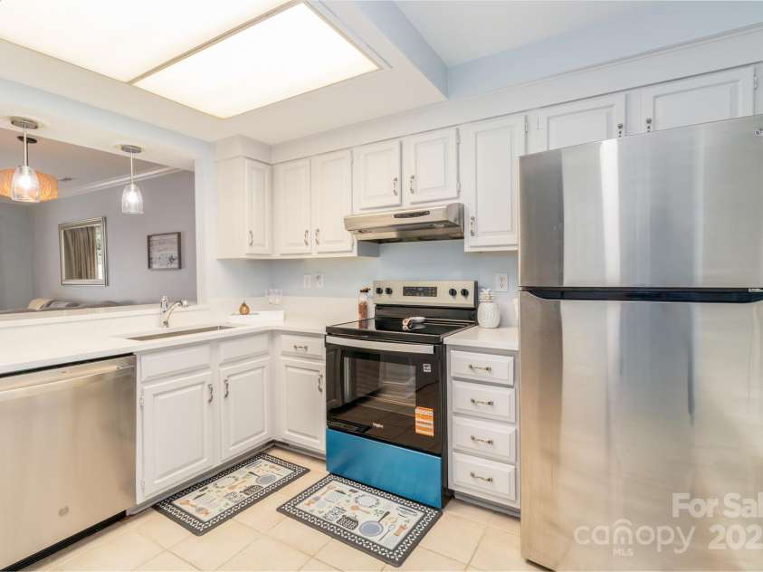 2722 Tiergarten Lane, Charlotte, NC 28210.  MLS# CAR4290343, YatesRealty ID 32996. 