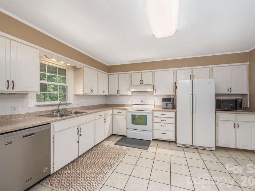 142 Whisperwood Drive, Hendersonville, NC 28791.  MLS# CAR4396470, YatesRealty ID 32997. 