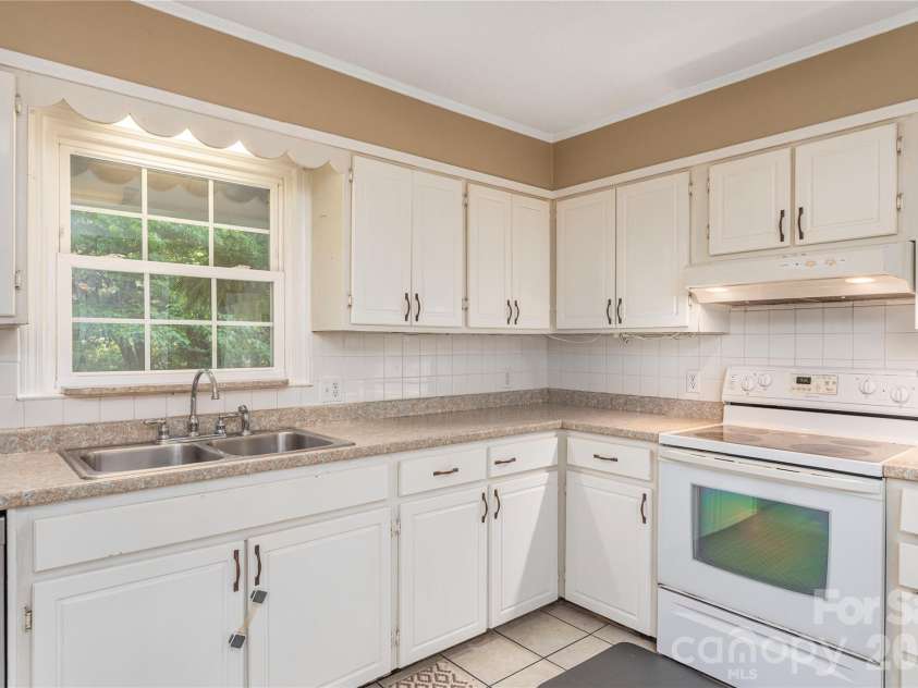 142 Whisperwood Drive, Hendersonville, NC 28791.  MLS# CAR4396470, YatesRealty ID 32997. 