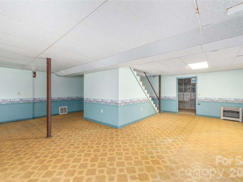 142 Whisperwood Drive, Hendersonville, NC 28791.  MLS# CAR4396470, YatesRealty ID 32997. 