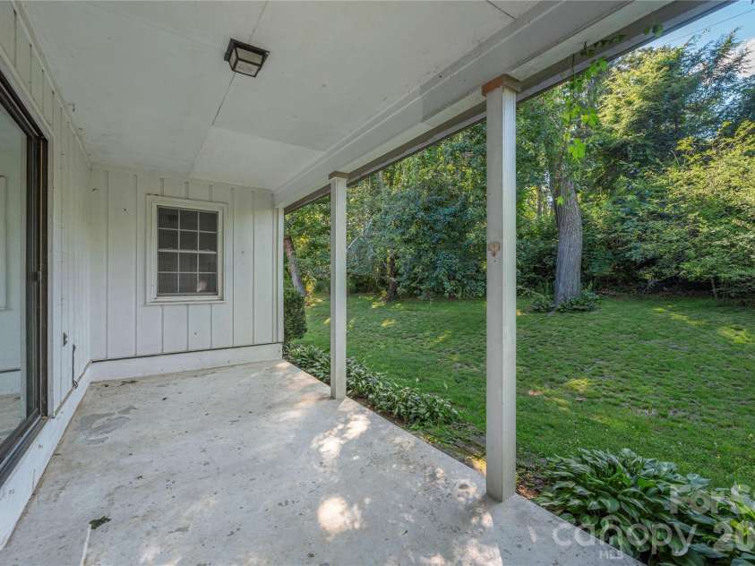 142 Whisperwood Drive, Hendersonville, NC 28791.  MLS# CAR4396470, YatesRealty ID 32997. 