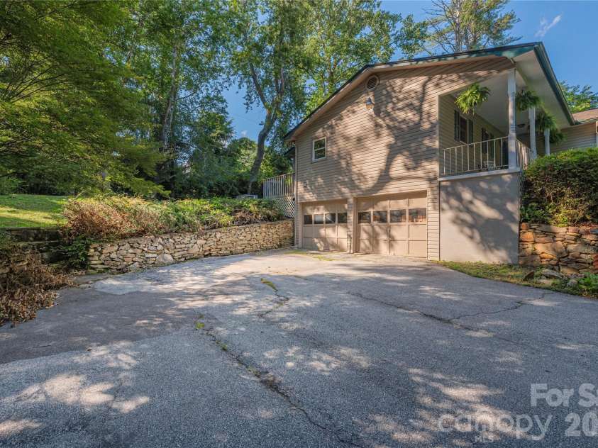142 Whisperwood Drive, Hendersonville, NC 28791.  MLS# CAR4396470, YatesRealty ID 32997. 