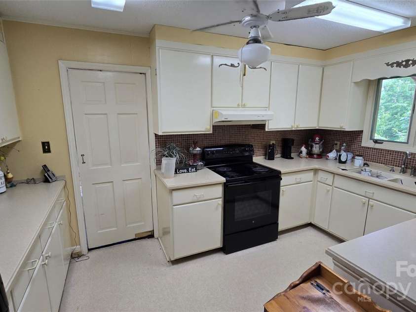 2285 Tarheel Place, Lenoir, NC 28645.  MLS# CAR4288692, YatesRealty ID 32997. 