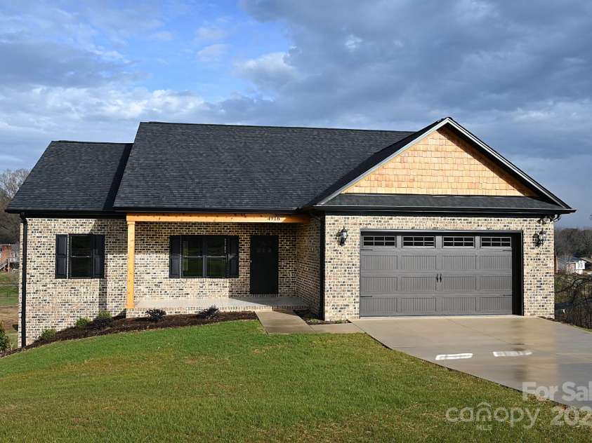 4916 Southview Drive, Hickory, NC 28602.  MLS# CAR4193078, YatesRealty ID 3300. 