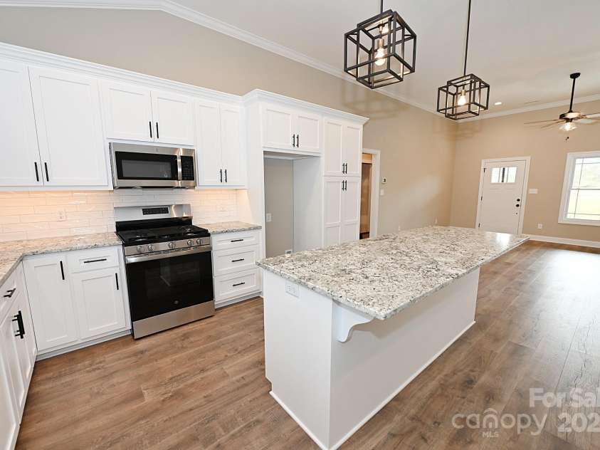 4916 Southview Drive, Hickory, NC 28602.  MLS# CAR4193078, YatesRealty ID 3300. 