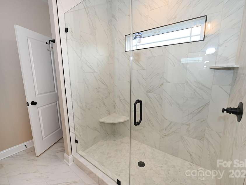 4916 Southview Drive, Hickory, NC 28602.  MLS# CAR4193078, YatesRealty ID 3300. 