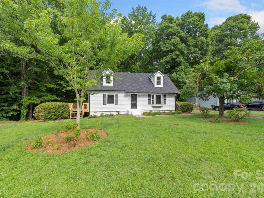 711 King Arthur Drive, Gastonia, NC 28056.  MLS# CAR4392426, YatesRealty ID 33001. 