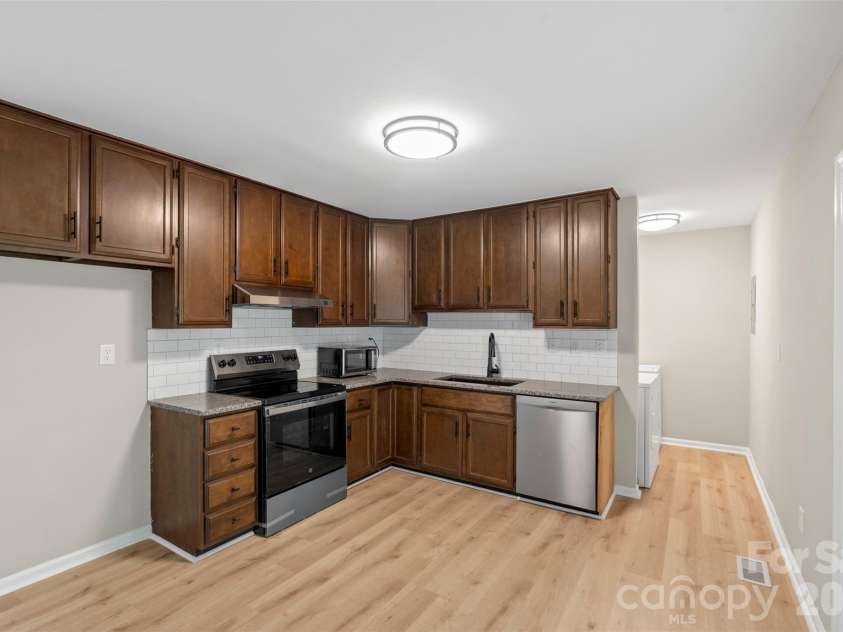 711 King Arthur Drive, Gastonia, NC 28056.  MLS# CAR4392426, YatesRealty ID 33001. 