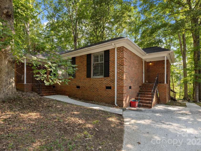 11819 Lansbury Court, Charlotte, NC 28226.  MLS# CAR4290157, YatesRealty ID 33005. 