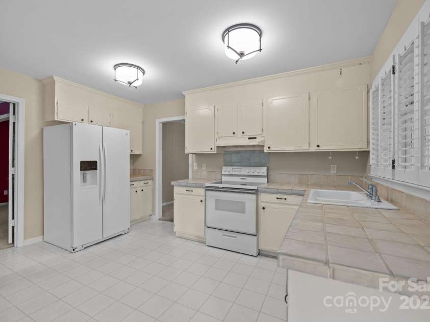 11819 Lansbury Court, Charlotte, NC 28226.  MLS# CAR4290157, YatesRealty ID 33005. 