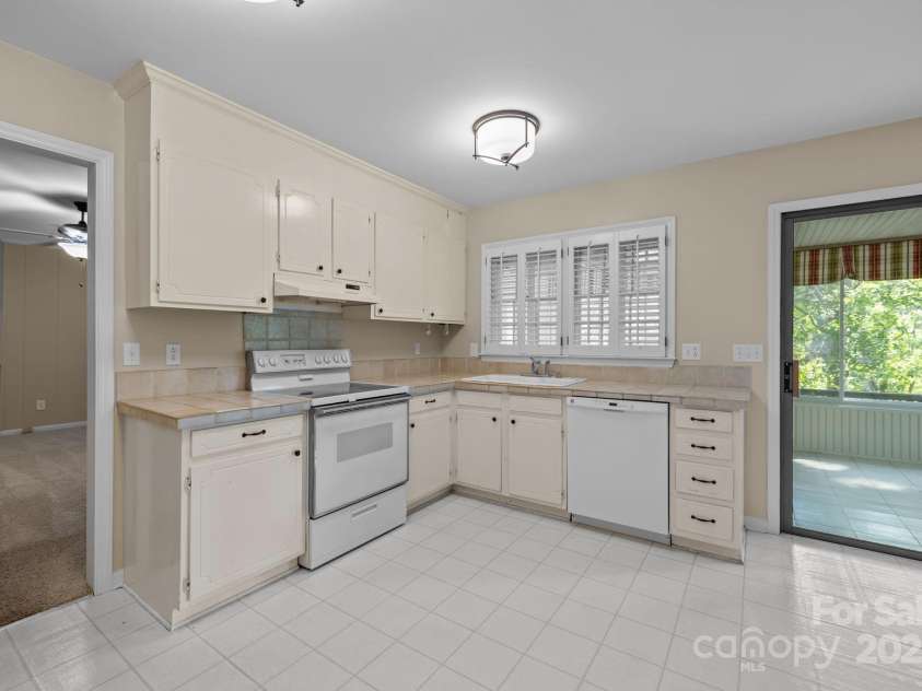 11819 Lansbury Court, Charlotte, NC 28226.  MLS# CAR4290157, YatesRealty ID 33005. 