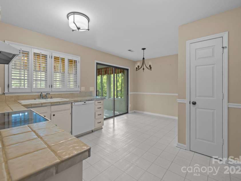 11819 Lansbury Court, Charlotte, NC 28226.  MLS# CAR4290157, YatesRealty ID 33005. 