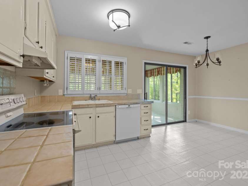 11819 Lansbury Court, Charlotte, NC 28226.  MLS# CAR4290157, YatesRealty ID 33005. 