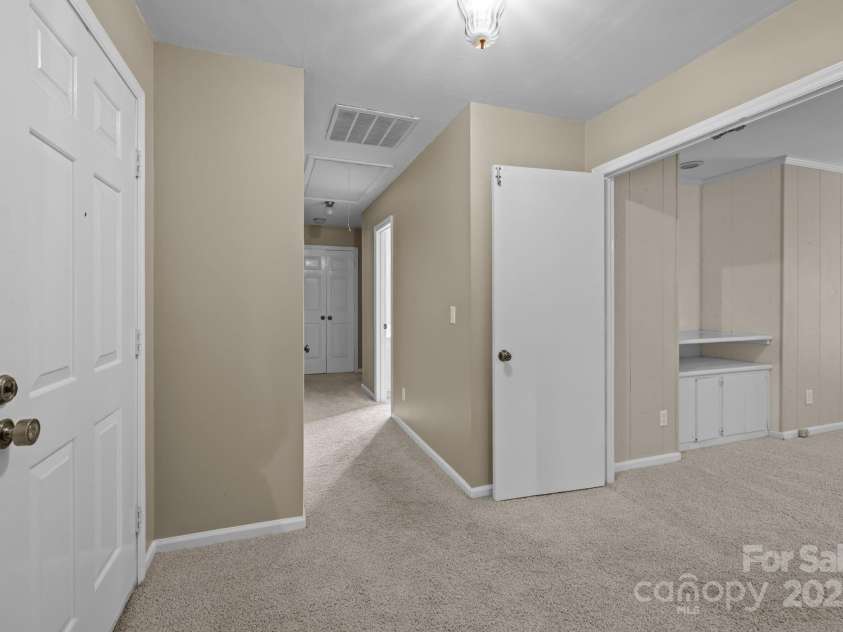 11819 Lansbury Court, Charlotte, NC 28226.  MLS# CAR4290157, YatesRealty ID 33005. 