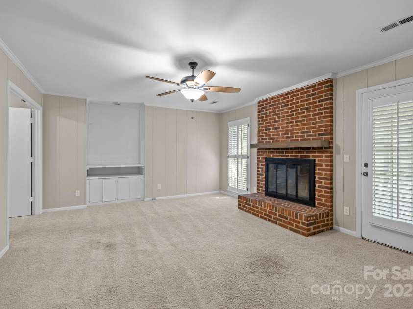 11819 Lansbury Court, Charlotte, NC 28226.  MLS# CAR4290157, YatesRealty ID 33005. 