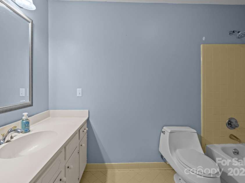 11819 Lansbury Court, Charlotte, NC 28226.  MLS# CAR4290157, YatesRealty ID 33005. 