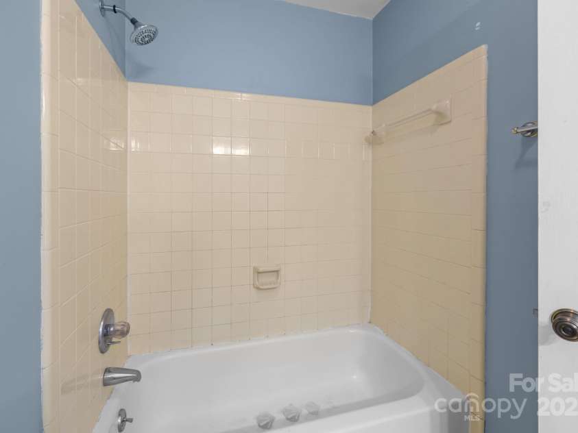 11819 Lansbury Court, Charlotte, NC 28226.  MLS# CAR4290157, YatesRealty ID 33005. 
