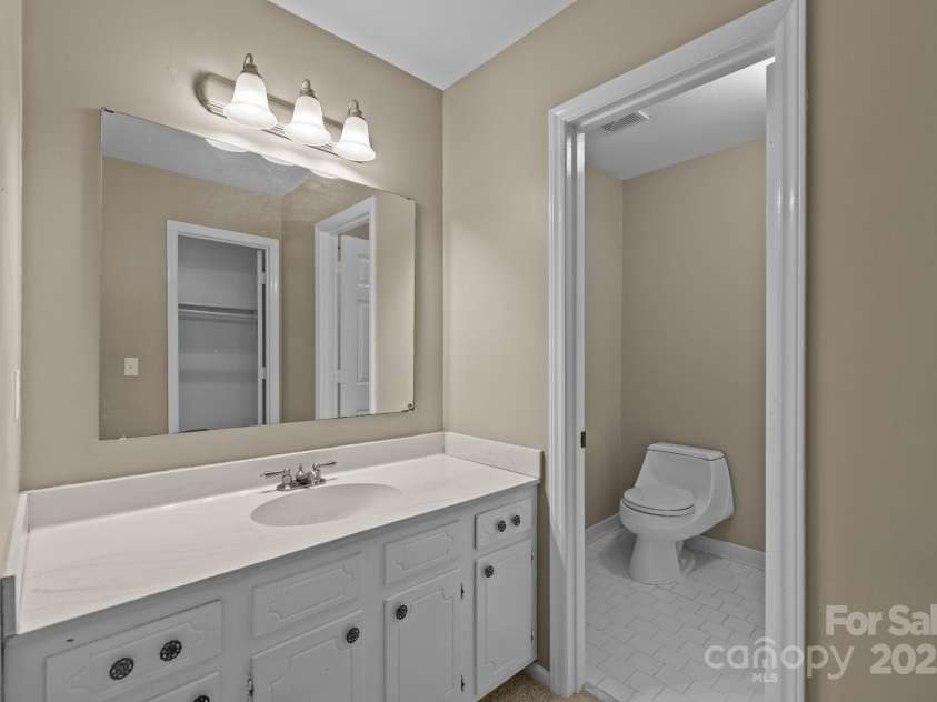 11819 Lansbury Court, Charlotte, NC 28226.  MLS# CAR4290157, YatesRealty ID 33005. 