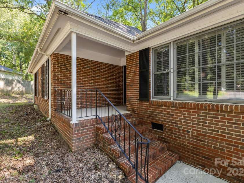 11819 Lansbury Court, Charlotte, NC 28226.  MLS# CAR4290157, YatesRealty ID 33005. 