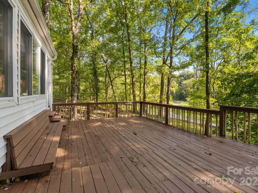 11819 Lansbury Court, Charlotte, NC 28226.  MLS# CAR4290157, YatesRealty ID 33005. 