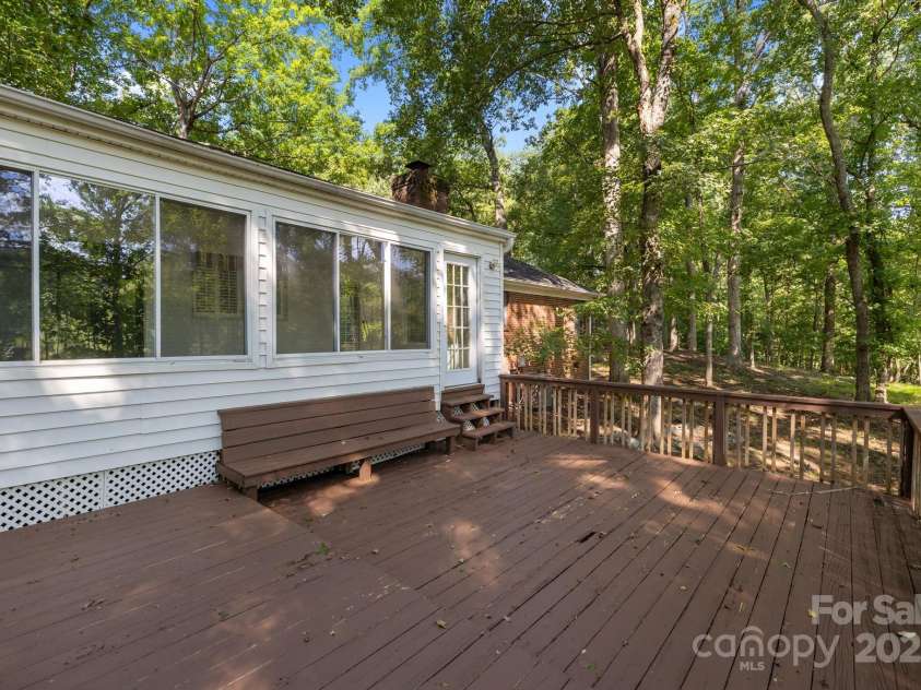 11819 Lansbury Court, Charlotte, NC 28226.  MLS# CAR4290157, YatesRealty ID 33005. 