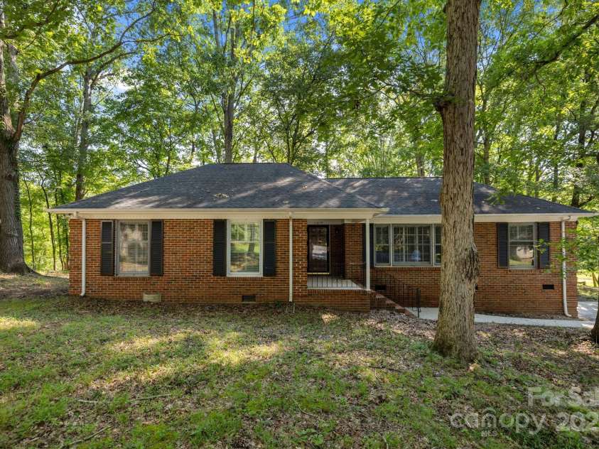 11819 Lansbury Court, Charlotte, NC 28226.  MLS# CAR4290157, YatesRealty ID 33005. 