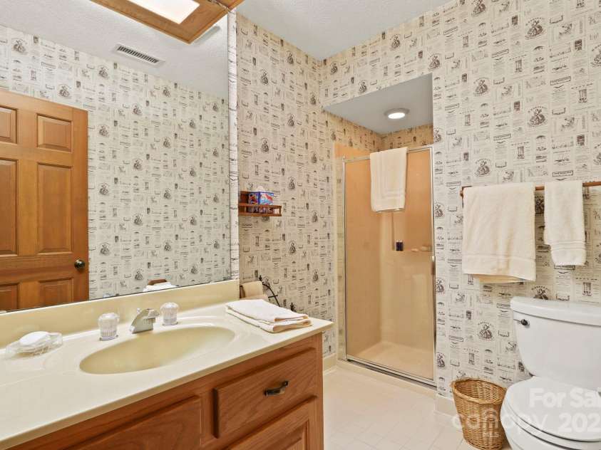 1860 Hickory None, Boone, NC 28607.  MLS# CAR4289793, YatesRealty ID 33006. 3rd level suite