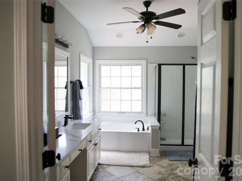 9234 Brechin Drive, Charlotte, NC 28277.  MLS# CAR4368306, YatesRealty ID 33008. Primary Bath