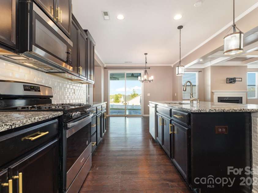 7806 Meridale Forest Drive, Charlotte, NC 28269.  MLS# CAR4312692, YatesRealty ID 33009. 