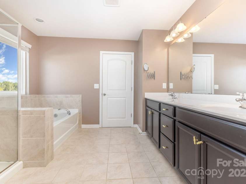 7806 Meridale Forest Drive, Charlotte, NC 28269.  MLS# CAR4312692, YatesRealty ID 33009. 