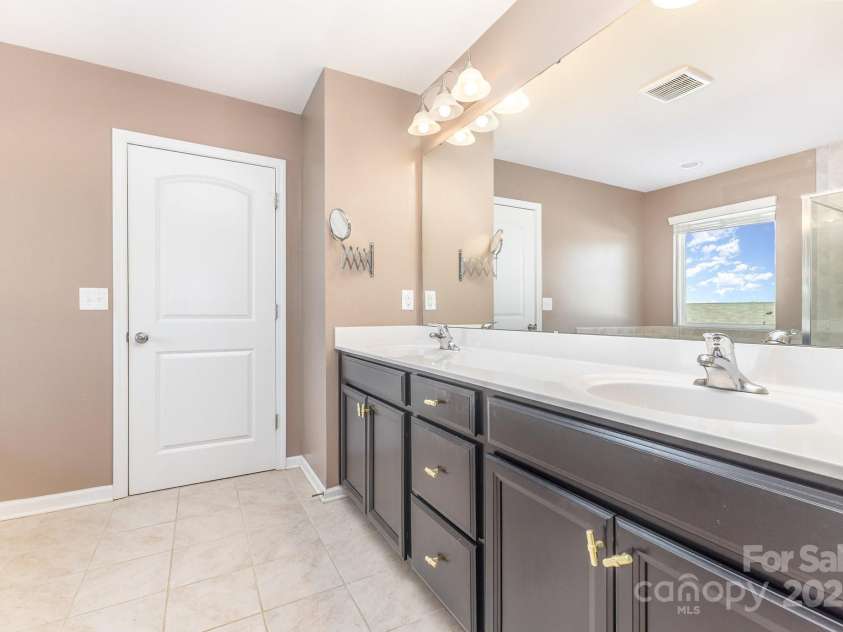 7806 Meridale Forest Drive, Charlotte, NC 28269.  MLS# CAR4312692, YatesRealty ID 33009. 