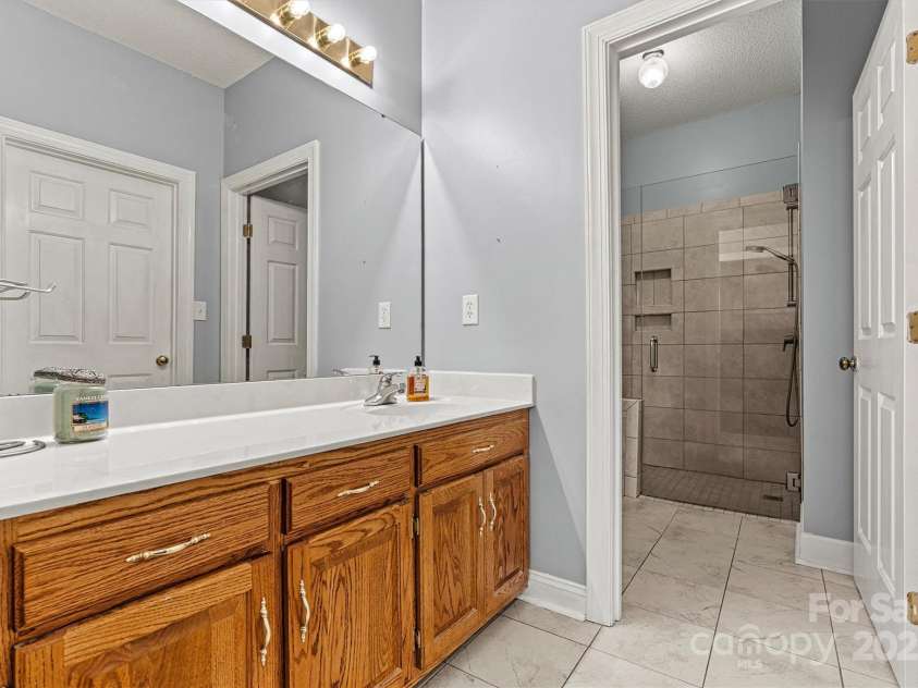 6295 Pansy Trail, Denver, NC 28037.  MLS# CAR4285349, YatesRealty ID 33010. Primary Bathroom with adjacent walk-in closet