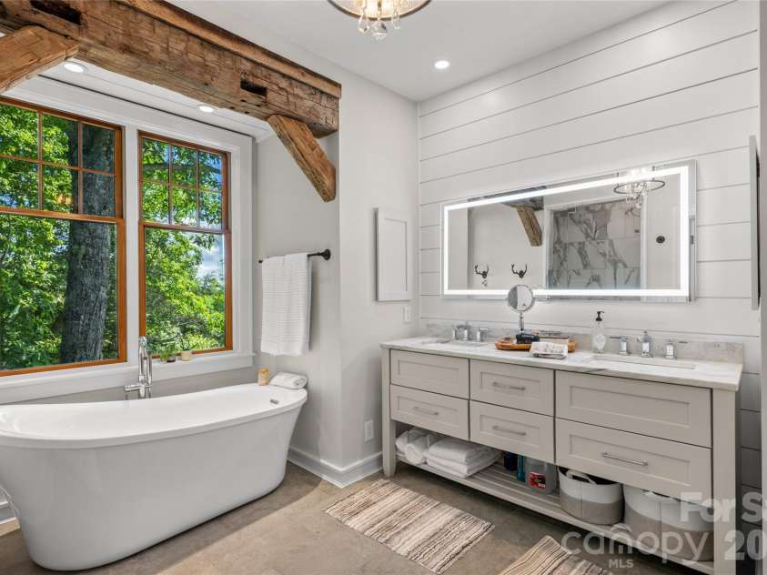 100 Meadow Ridge Drive, Lake Toxaway, NC 28747.  MLS# CAR4397807, YatesRealty ID 33011. 