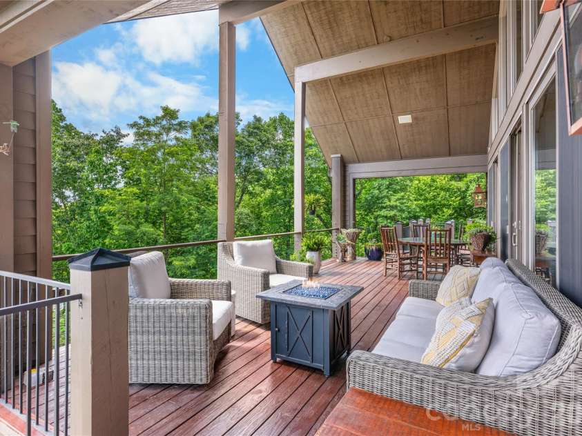 100 Meadow Ridge Drive, Lake Toxaway, NC 28747.  MLS# CAR4397807, YatesRealty ID 33011. 