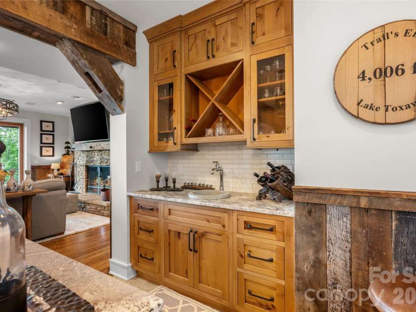 100 Meadow Ridge Drive, Lake Toxaway, NC 28747.  MLS# CAR4397807, YatesRealty ID 33011. 