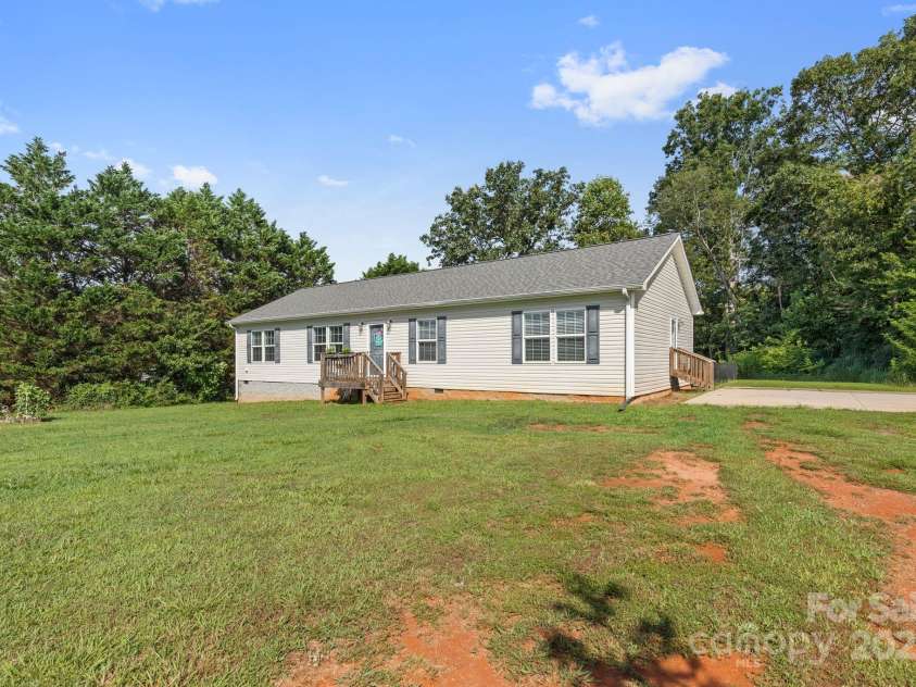 288 Howard Norton Drive, Hiddenite, NC 28636.  MLS# CAR4289240, YatesRealty ID 33015. 