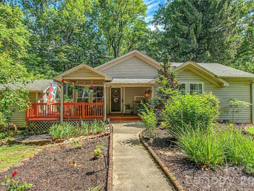 76 Winsome Trail, Hendersonville, NC 28739.  MLS# CAR4394583, YatesRealty ID 33017. 