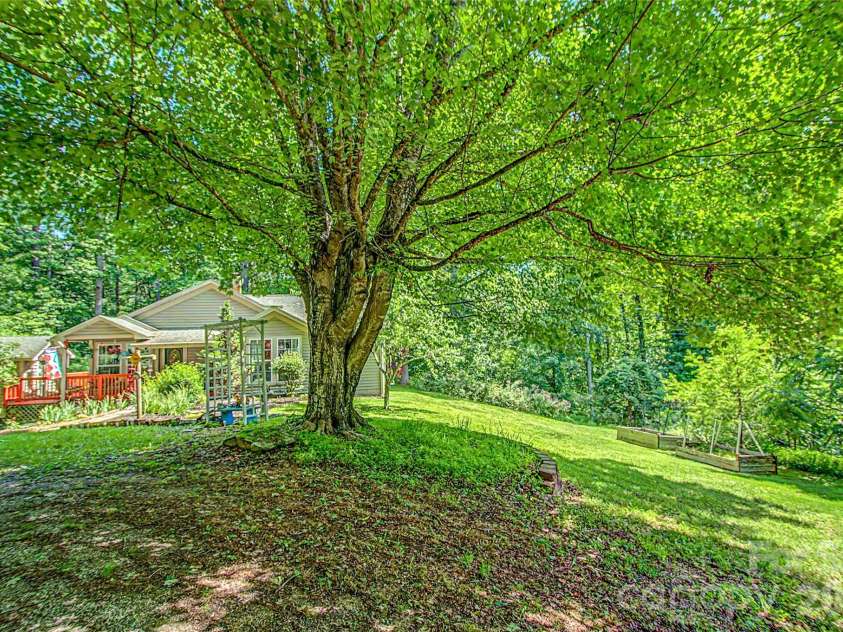 76 Winsome Trail, Hendersonville, NC 28739.  MLS# CAR4394583, YatesRealty ID 33017. 