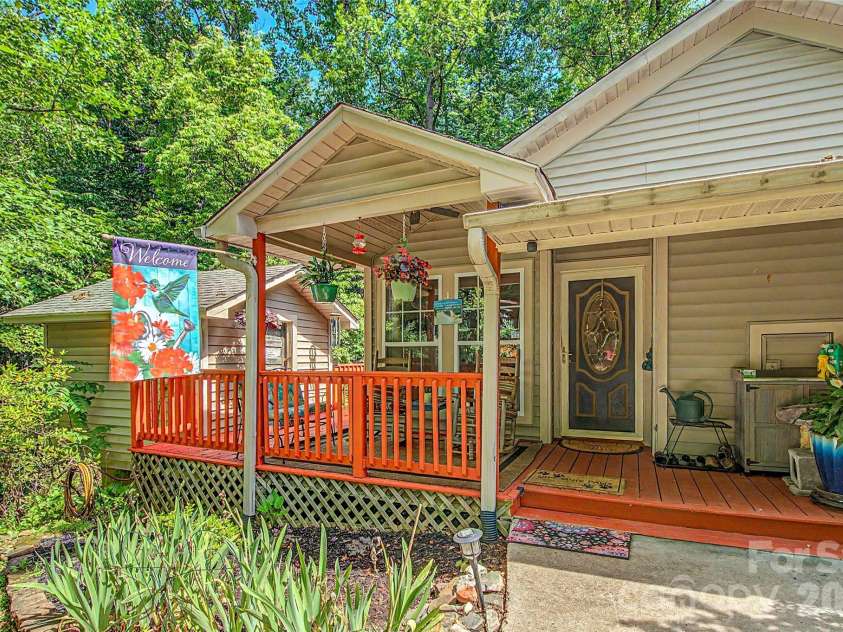 76 Winsome Trail, Hendersonville, NC 28739.  MLS# CAR4394583, YatesRealty ID 33017. 