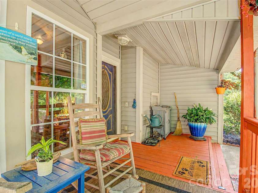 76 Winsome Trail, Hendersonville, NC 28739.  MLS# CAR4394583, YatesRealty ID 33017. 