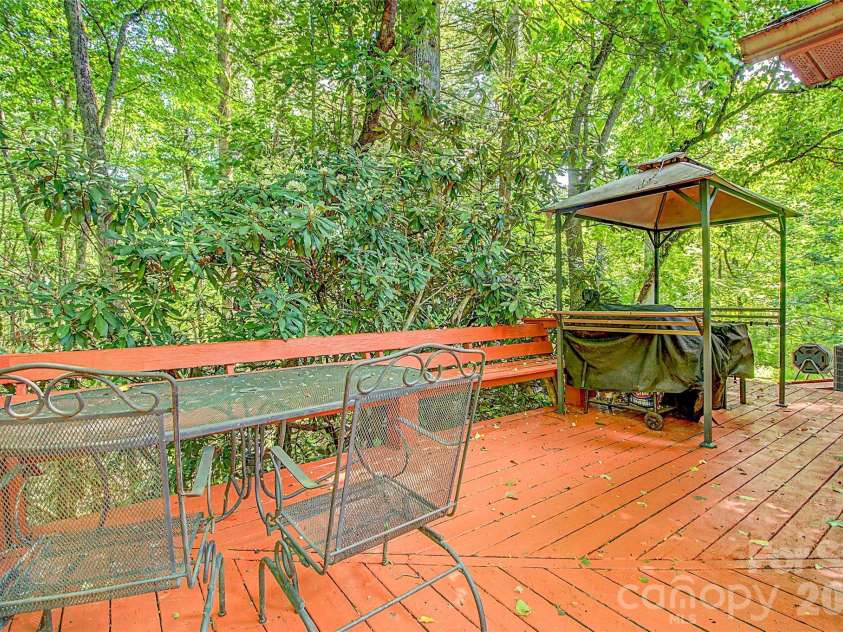 76 Winsome Trail, Hendersonville, NC 28739.  MLS# CAR4394583, YatesRealty ID 33017. 