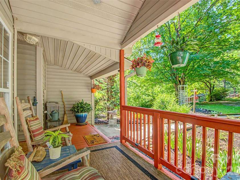 76 Winsome Trail, Hendersonville, NC 28739.  MLS# CAR4394583, YatesRealty ID 33017. 