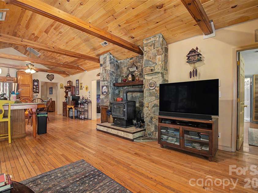 76 Winsome Trail, Hendersonville, NC 28739.  MLS# CAR4394583, YatesRealty ID 33017. 