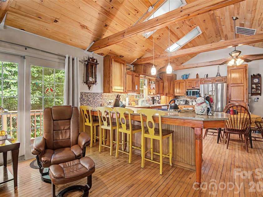 76 Winsome Trail, Hendersonville, NC 28739.  MLS# CAR4394583, YatesRealty ID 33017. 