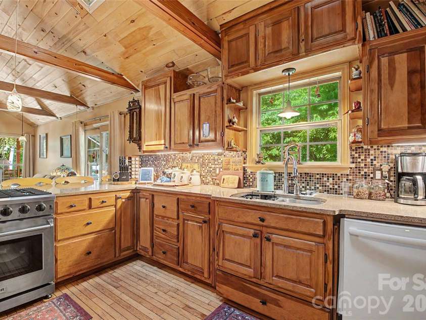 76 Winsome Trail, Hendersonville, NC 28739.  MLS# CAR4394583, YatesRealty ID 33017. 