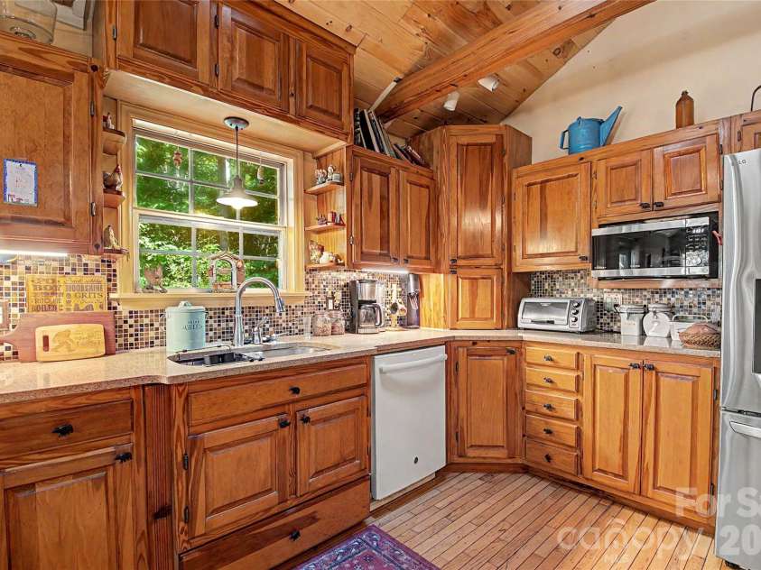 76 Winsome Trail, Hendersonville, NC 28739.  MLS# CAR4394583, YatesRealty ID 33017. 