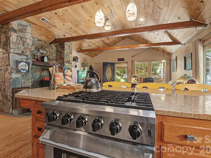 76 Winsome Trail, Hendersonville, NC 28739.  MLS# CAR4394583, YatesRealty ID 33017. 