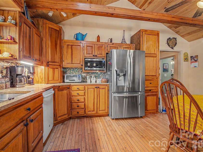 76 Winsome Trail, Hendersonville, NC 28739.  MLS# CAR4394583, YatesRealty ID 33017. 