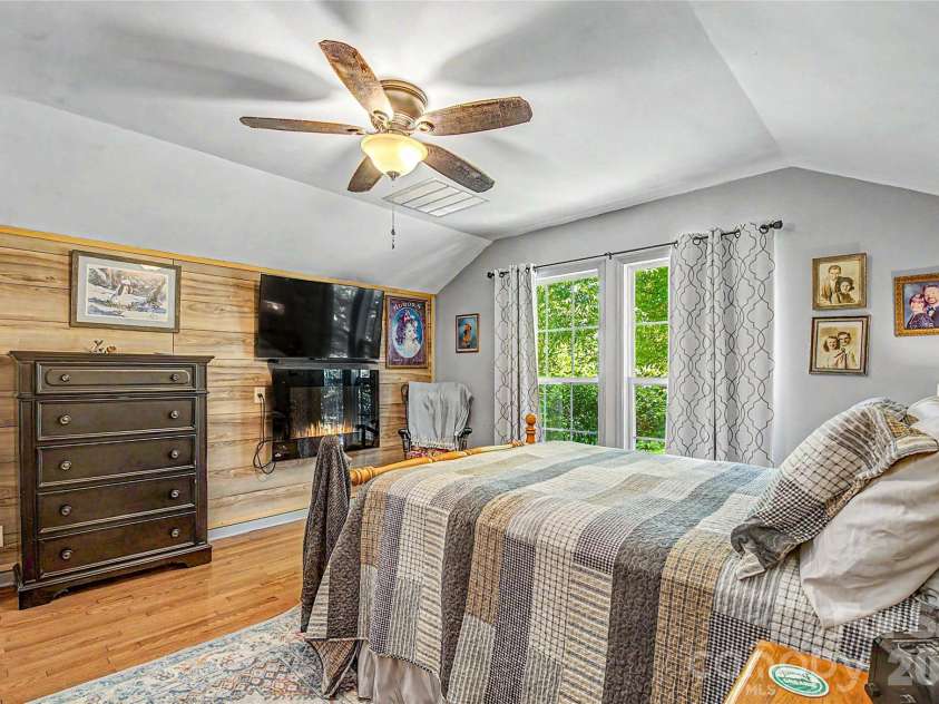 76 Winsome Trail, Hendersonville, NC 28739.  MLS# CAR4394583, YatesRealty ID 33017. 